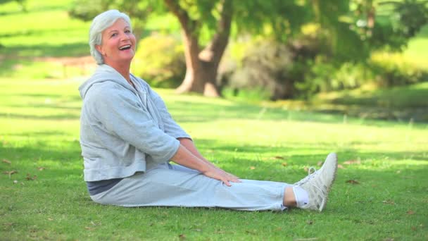 Mature woman doing her stretches — Stock Video