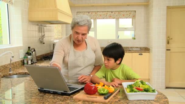 Vrouw onderwijs kleinzoon om te koken — Stockvideo