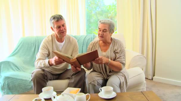 Pareja madura compartiendo recuerdos — Vídeos de Stock