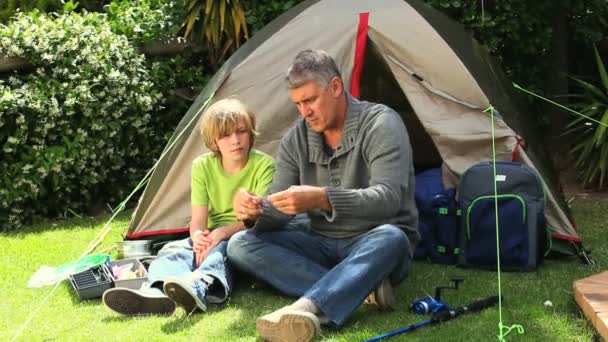 Padre e hijo preparando una caña de pescar — Vídeos de Stock