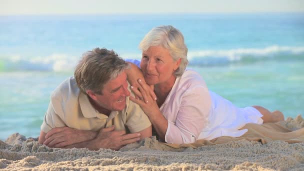 Ώριμη couplelying στην άμμο — Αρχείο Βίντεο