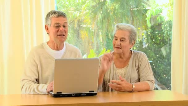 Starší pár s notebookem — Stock video