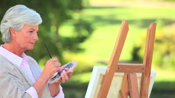 Starsza kobieta, malarstwo — Wideo stockowe