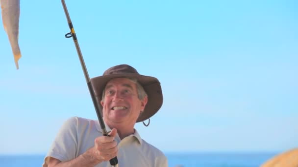 Mature man catching a big fish — Stock Video