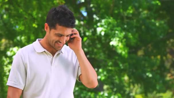 Joven hablando por teléfono. — Vídeos de Stock