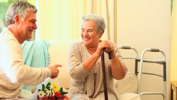 Husband bringing flowers to his wife in hospital — Stock Video