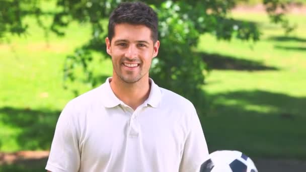 Jonge man met een bal buiten spelen — Stockvideo