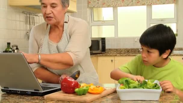 Niño cocinando con su abuela — Vídeo de stock