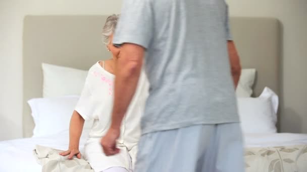 Homem de meia-idade ajudando sua esposa a se levantar — Vídeo de Stock