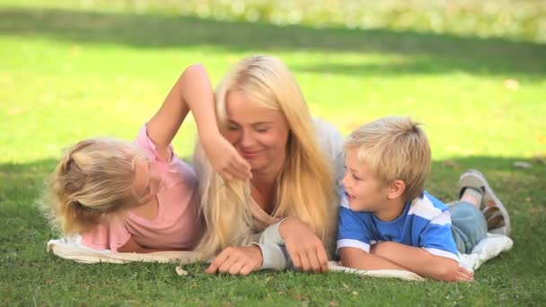 Ung kvinna med sina två barn — Stockvideo