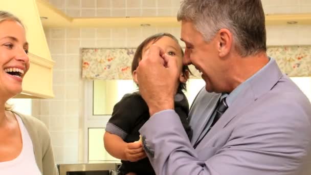 Padres dando a su bebé algo de comida — Vídeo de stock