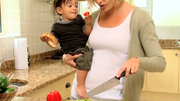 Madre y niño pequeño cocina — Vídeos de Stock