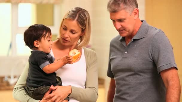 Casal com bebê na cozinha — Vídeo de Stock