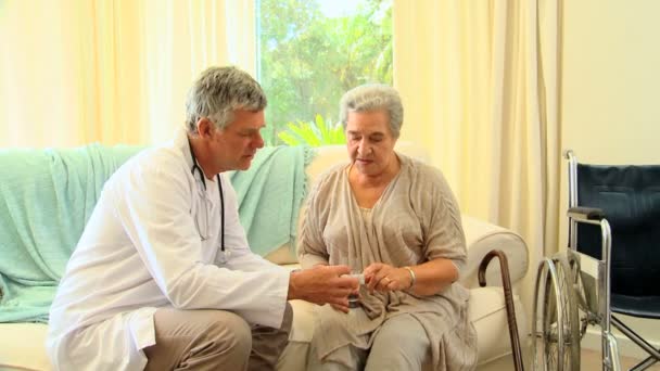 Doctor giving pills to his patient — Stock Video