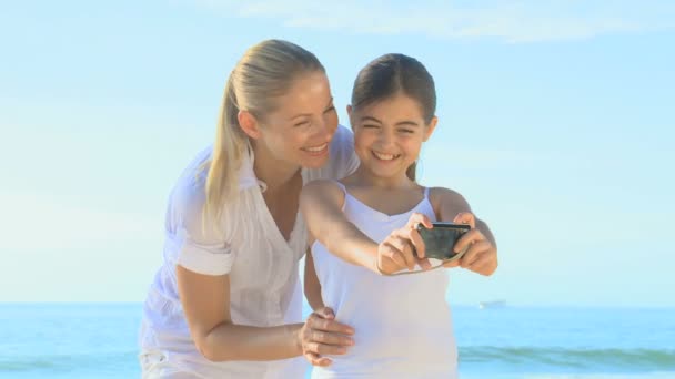 Madre e hija tomando una foto de sí mismas — Vídeo de stock