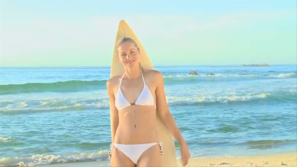 Beautiful blonde woman posing with her surfboard — Stock Video