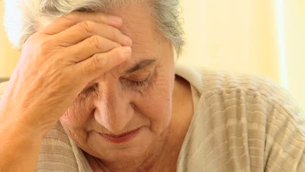 Пожилая женщина очень обеспокоена — стоковое видео