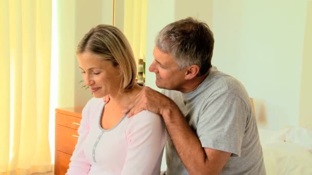 Homem atento massajando os ombros de sua esposa — Vídeo de Stock