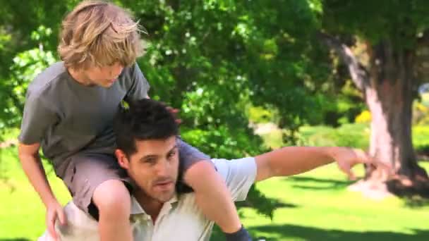 Young boy on his father's shoulders — Stock Video