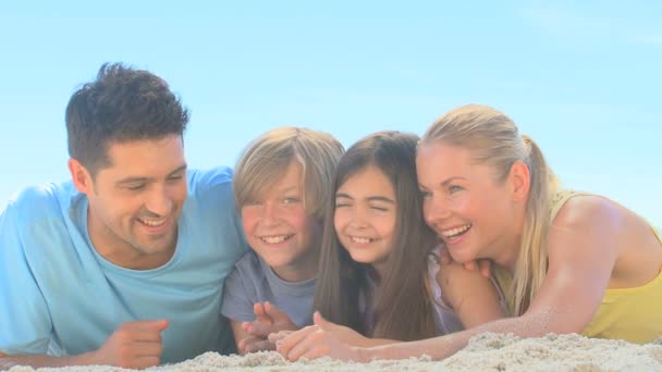 Jolie famille allongée sur une plage — Video