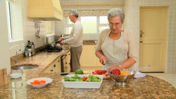 Retired couple cooking — Stock Video