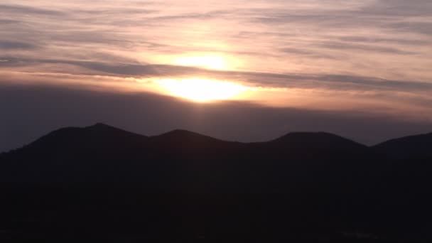 Puesta de sol sobre montañas — Vídeos de Stock