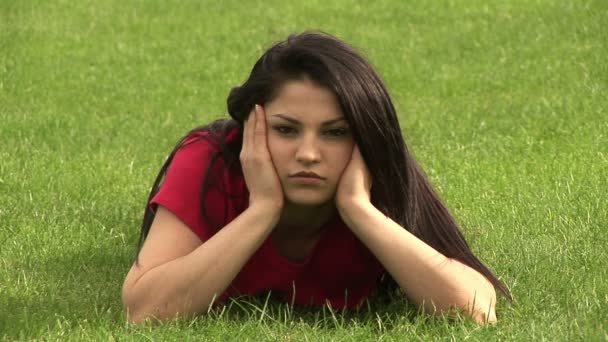Kvinna som ligger på gräs — Stockvideo