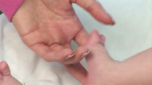 Schattige jonge baby — Stockvideo