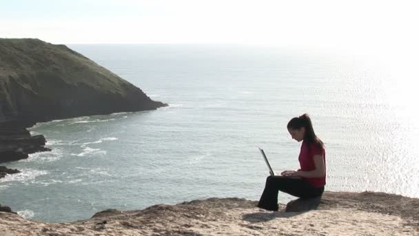 Vrouw werkt op laptop — Stockvideo