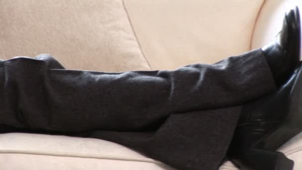 Kadın kanepe üstünde telefon — Stok video
