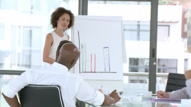 Zakenvrouw geven van een presentatie aan haar team — Stockvideo