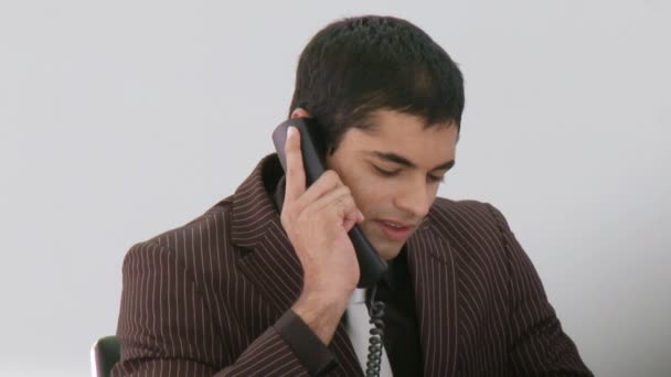 Hispanic Businessman talking on his phone — Stock Video