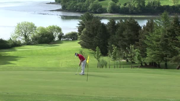 Hombre jugando al golf — Vídeos de Stock