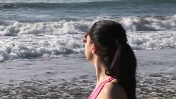 Mooie vrouw aan het strand — Stockvideo
