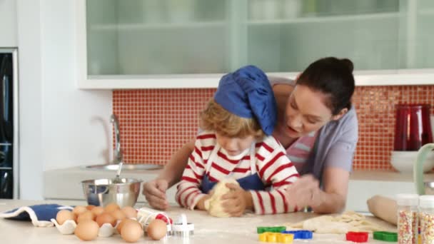 Moeder en zoon samen koken — Stockvideo