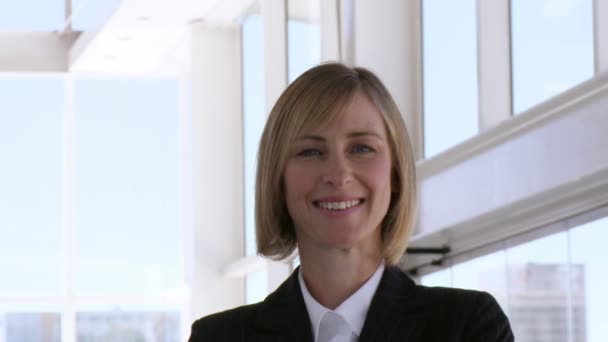 Mujer inteligente de negocios sonriendo a la cámara — Vídeo de stock