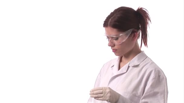 Experimentujte s chemikáliemi — Stock video