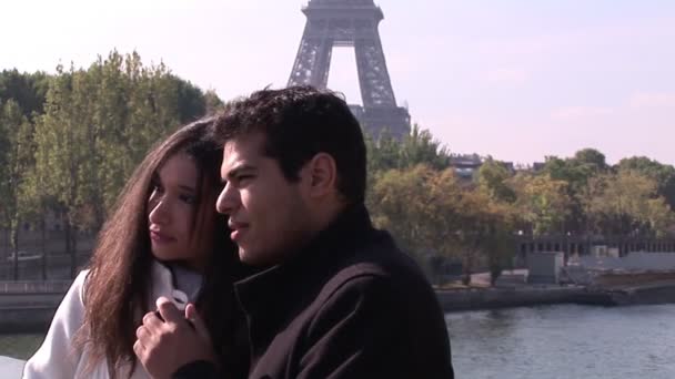 Duas pessoas ao lado da Torre Eiffel — Vídeo de Stock