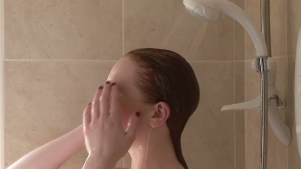 Bir kadın duşta rahatlatıcı — Stok video
