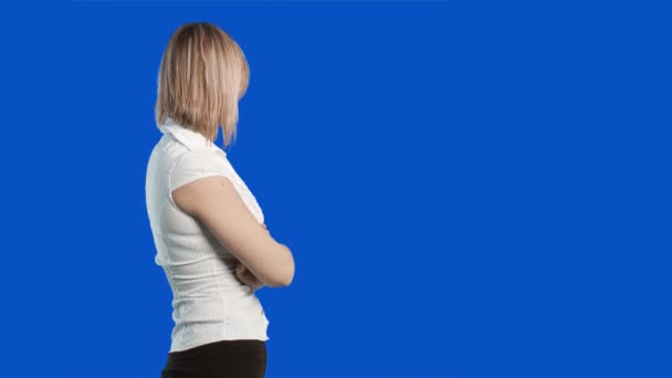 蓝色屏幕移动的女人 — 图库视频影像