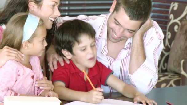 看着他们做家庭作业的孩子的父母 — 图库视频影像