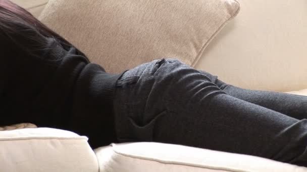 Vrouw op sofa met laptop — Stockvideo