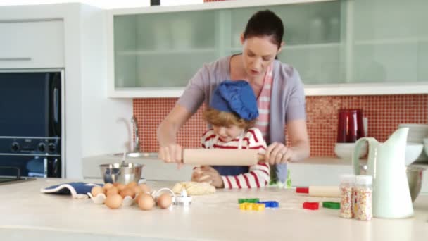 Mother and son cooking together — Stock Video