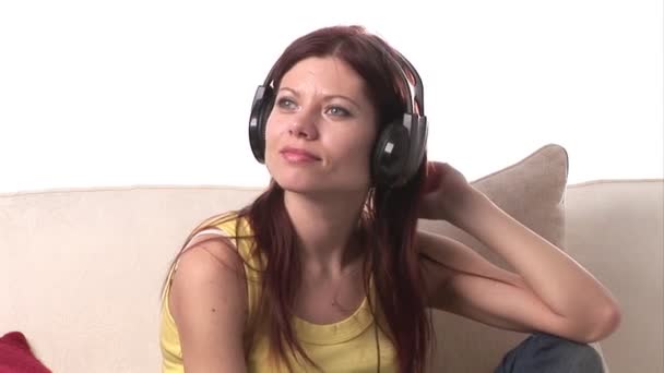 Lager video av kvinna lyssna på musik — Stockvideo