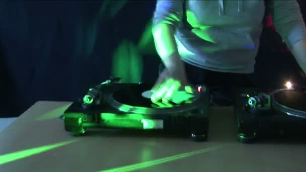 DJ bei der Arbeit in der Disco — Stockvideo