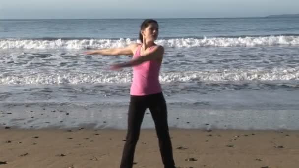 Femme jouissant de la vie à la plage — Video