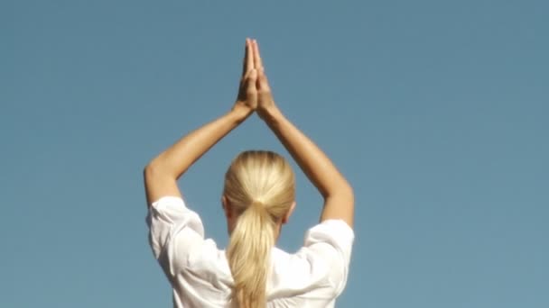 Mujer feliz haciendo clases de Yoga — Vídeos de Stock