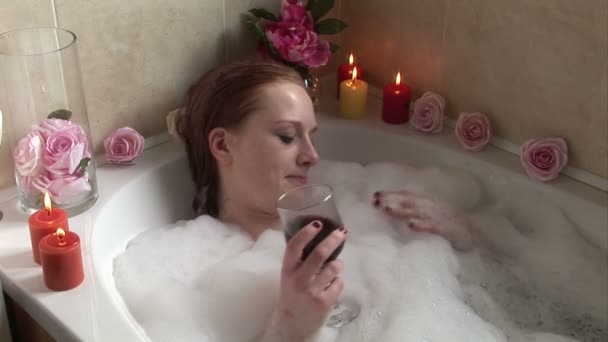 Kvinna Avslappnande i bad — Stockvideo