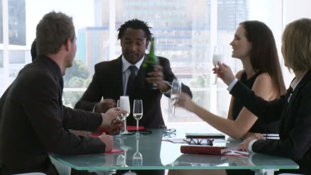 Бізнес команда святкує успіх з шампанським — стокове відео