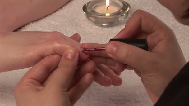 Mujer recibiendo una manicura — Vídeos de Stock